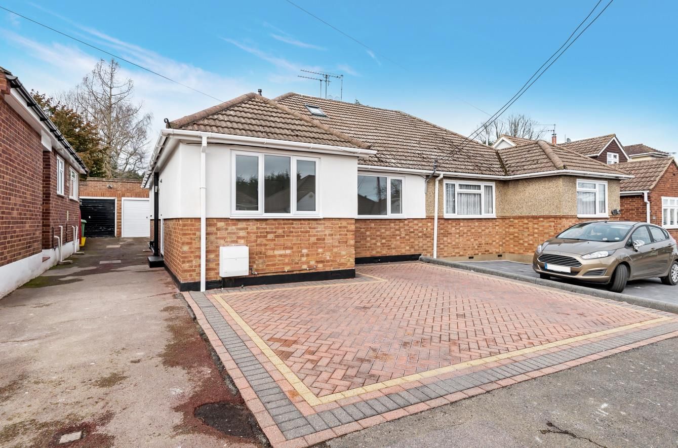 4 bed semidetached bungalow for sale in Whitby Avenue, Ingrave