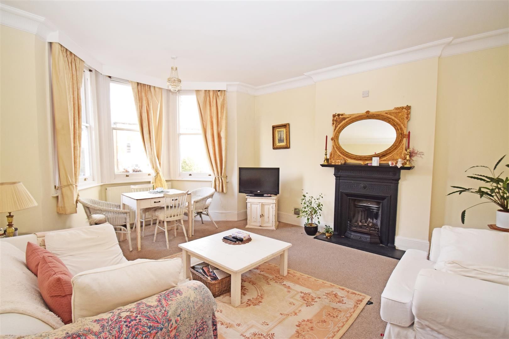2 bed flat to rent in St. Margarets Road, St Margarets, Twickenham TW1
