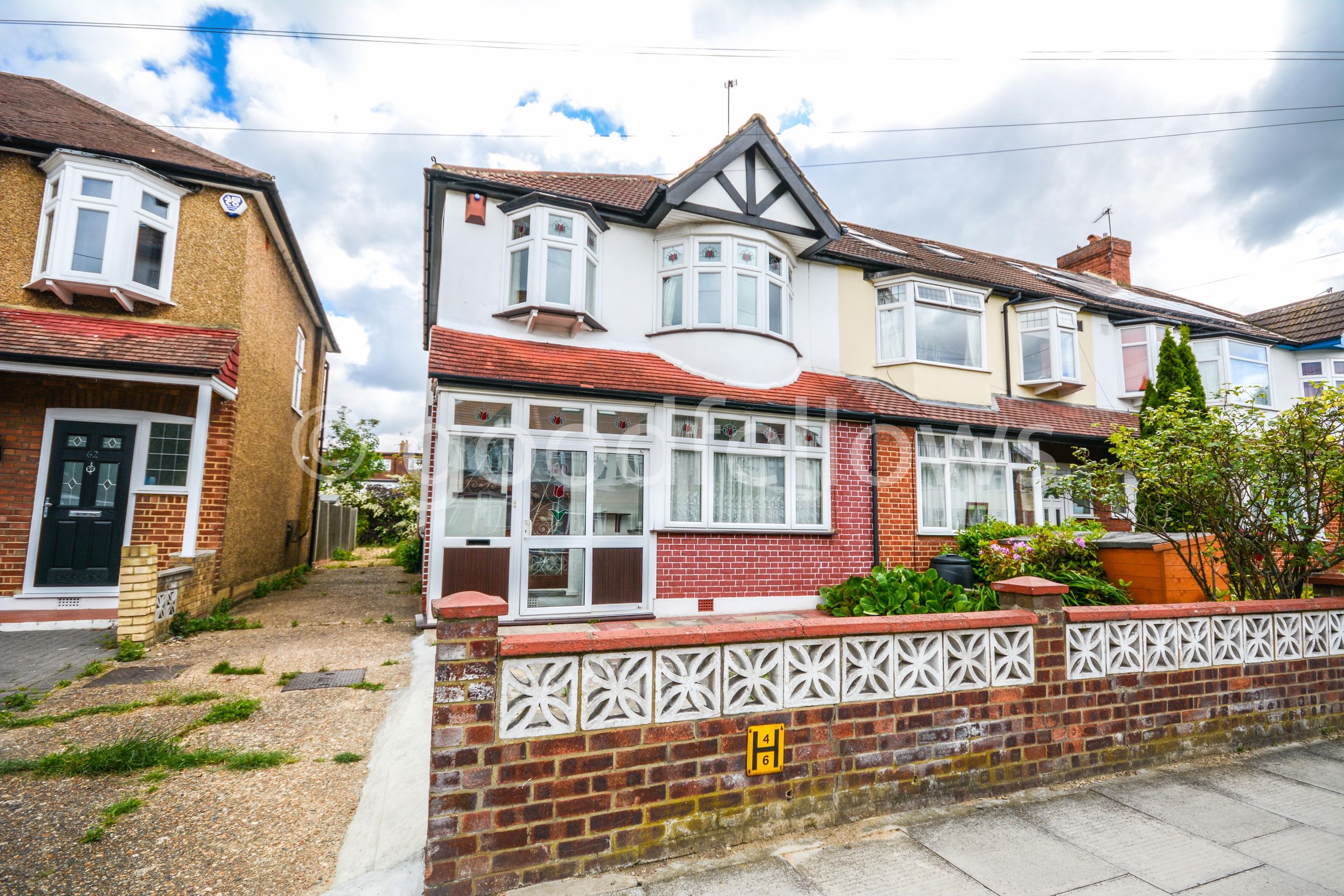 3 bed detached house to rent in Buckleigh Avenue, Merton Park, London