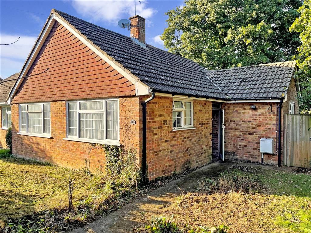 2 bed semidetached bungalow for sale in Cayser Drive, Kingswood