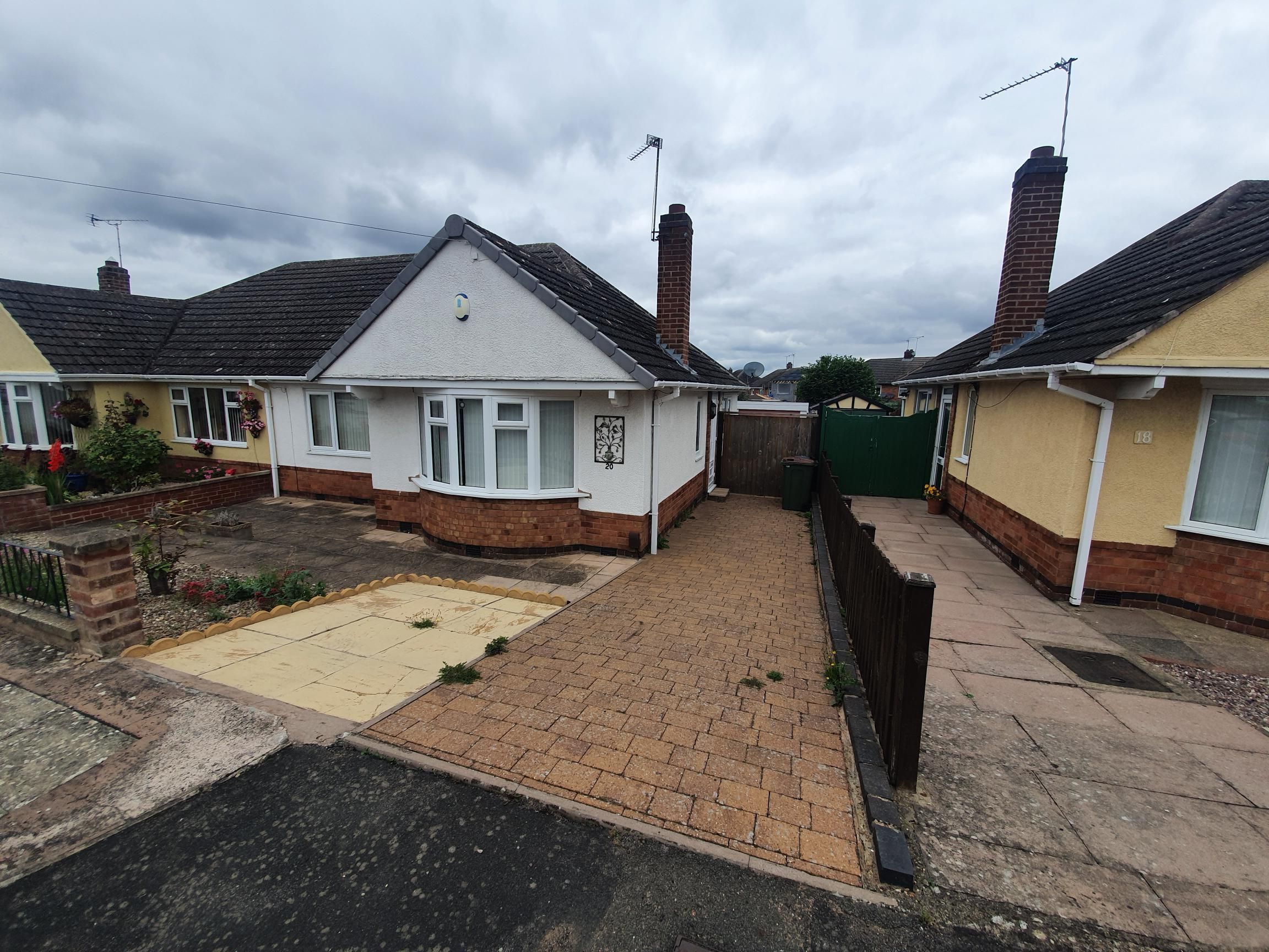 2 bed semidetached bungalow to rent in Seagrave Drive, Oadby