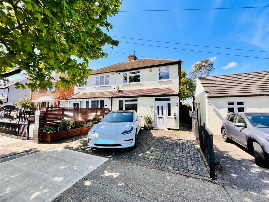 3 bed semidetached house for sale in Cross Road, Mawneys, Romford