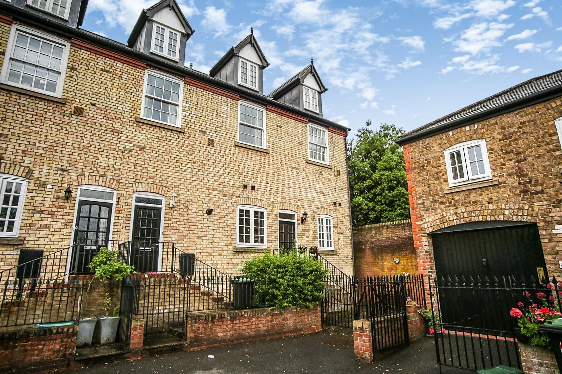 3 bed town house to rent in Abbey Brewery Court, Swan Street, West