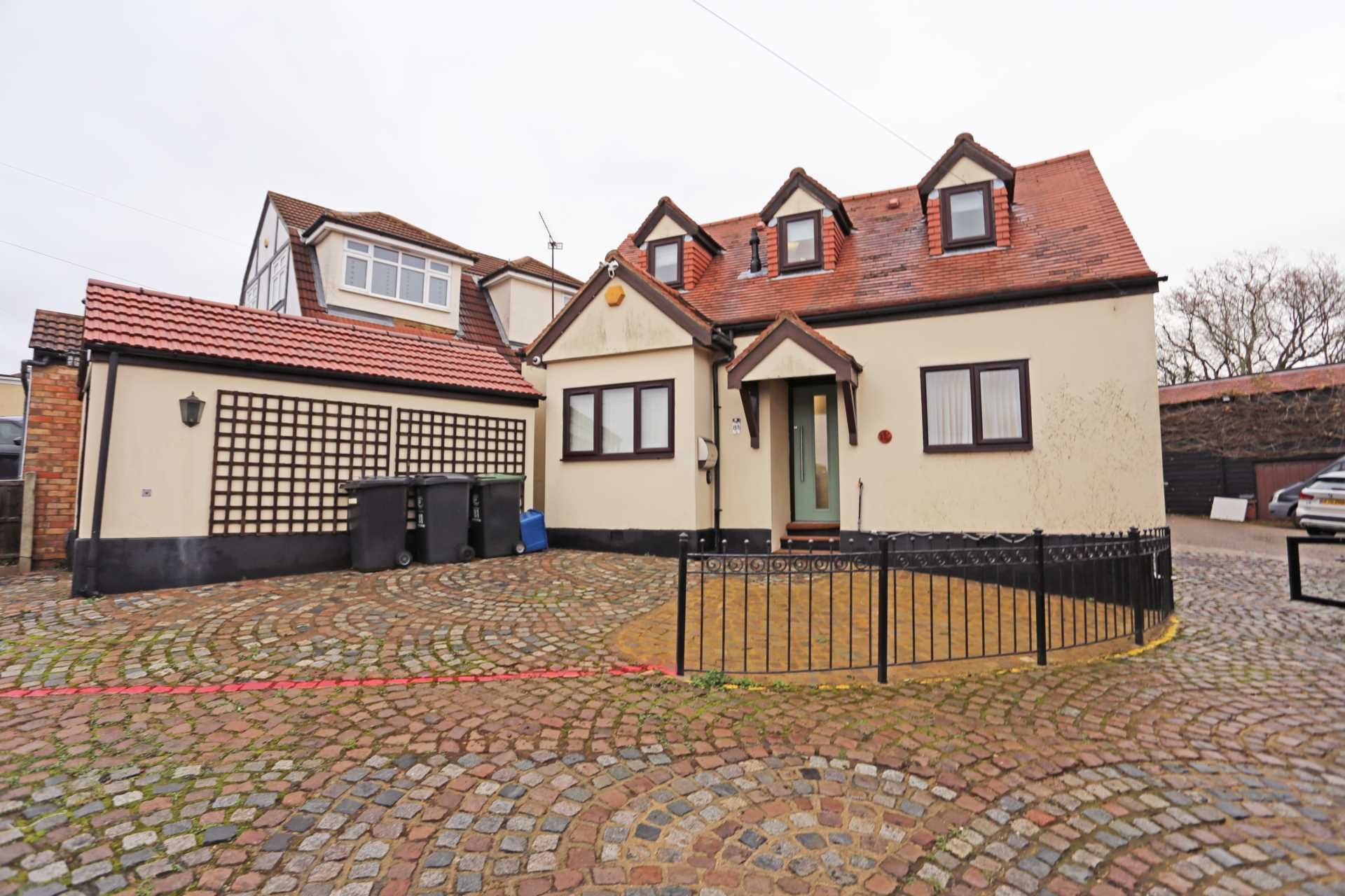 6 bed detached house to rent in Theydon Park Road, Epping CM16 Zoopla