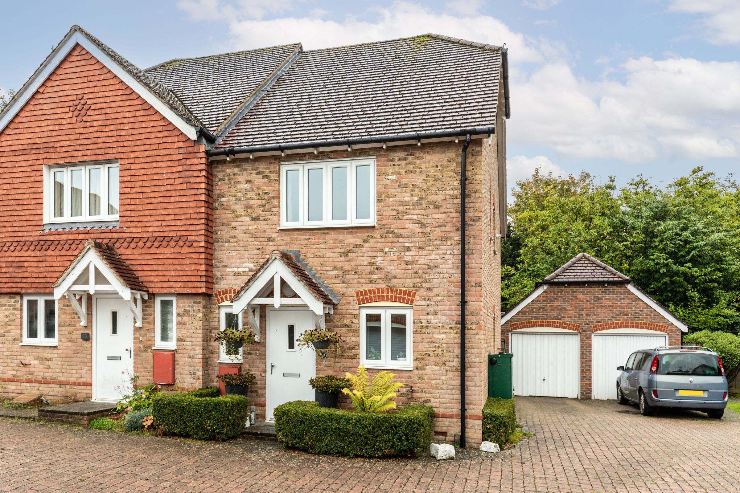 3 bed semidetached house for sale in Gwynne Gardens, East Grinstead
