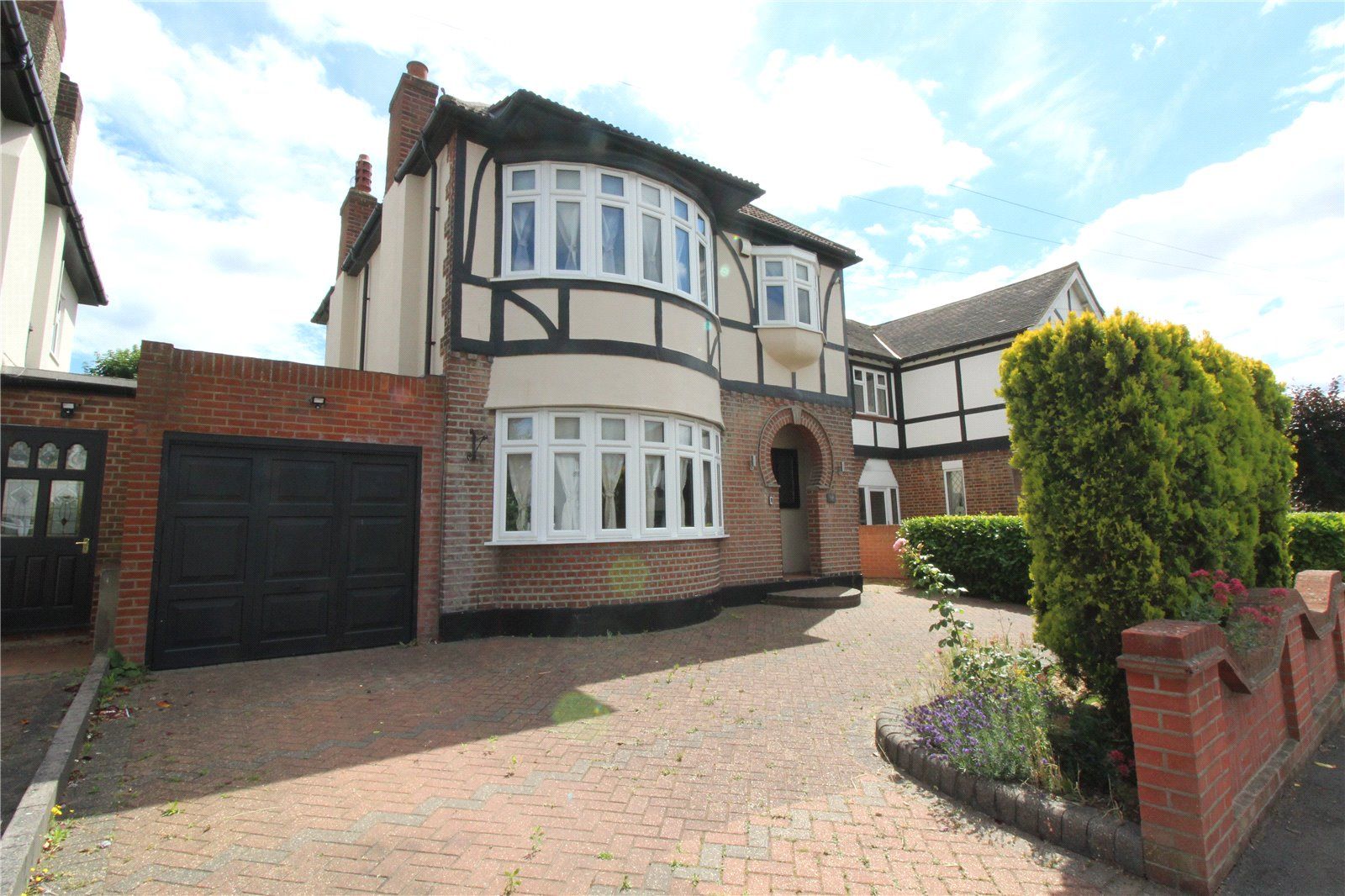 3 bed detached house to rent in Repton Avenue, Gidea Park, Romford RM2