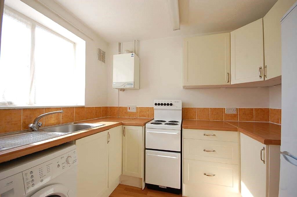 2 bed end terrace house to rent in Lintons Lane, Epsom, Surrey KT17
