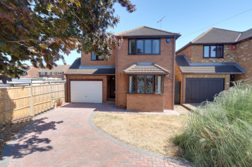 4 bed detached house for sale in St. Clements Crescent, Benfleet SS7