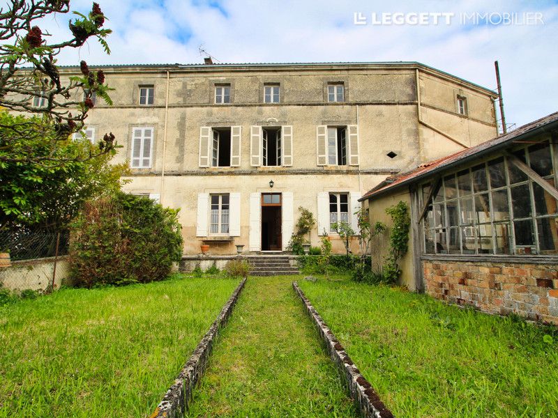 5 bed villa for sale in NeuvicqLeChâteau, CharenteMaritime, Nouvelle