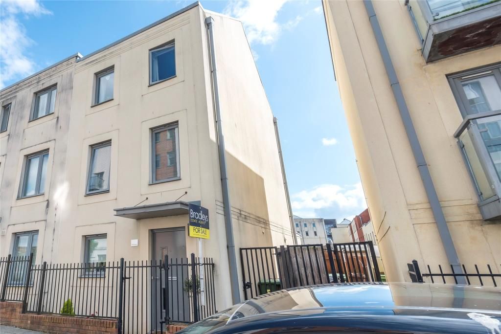 4 bed end terrace house for sale in Wall Street, Plymouth, Devon PL1