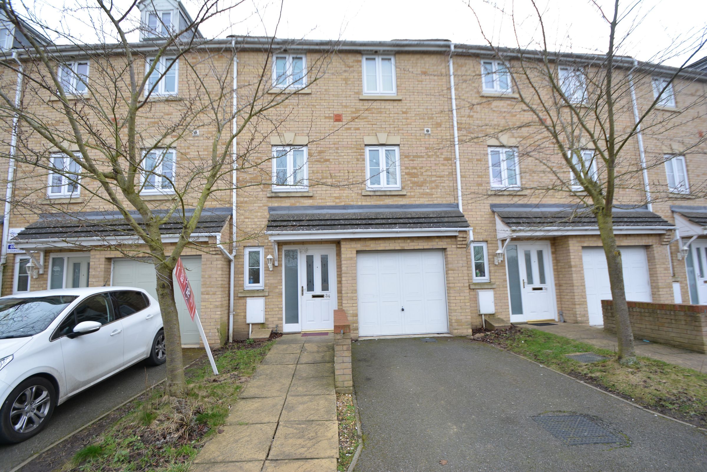 4 bed terraced house to rent in Boleyn Avenue, Woodston, Peterborough