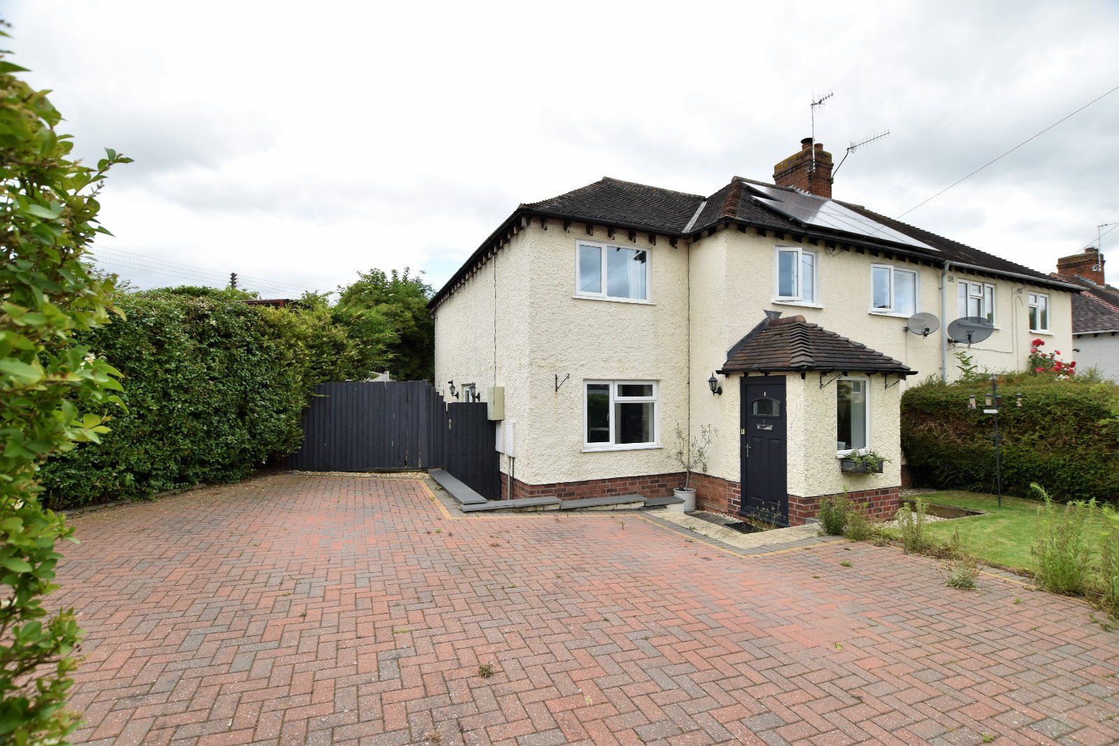 4 bed semidetached house for sale in Sandys Avenue, Wickhamford