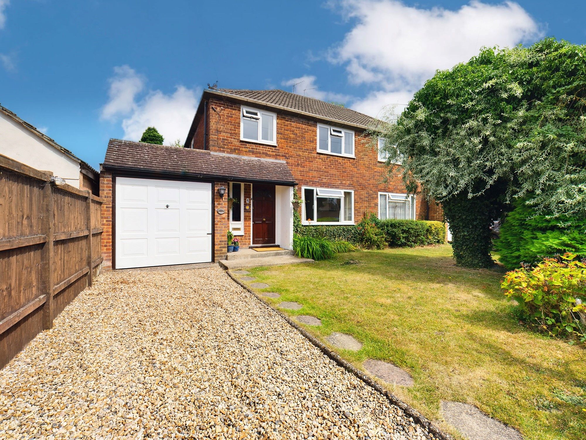 3 bed semidetached house for sale in Walton Close, High HP13