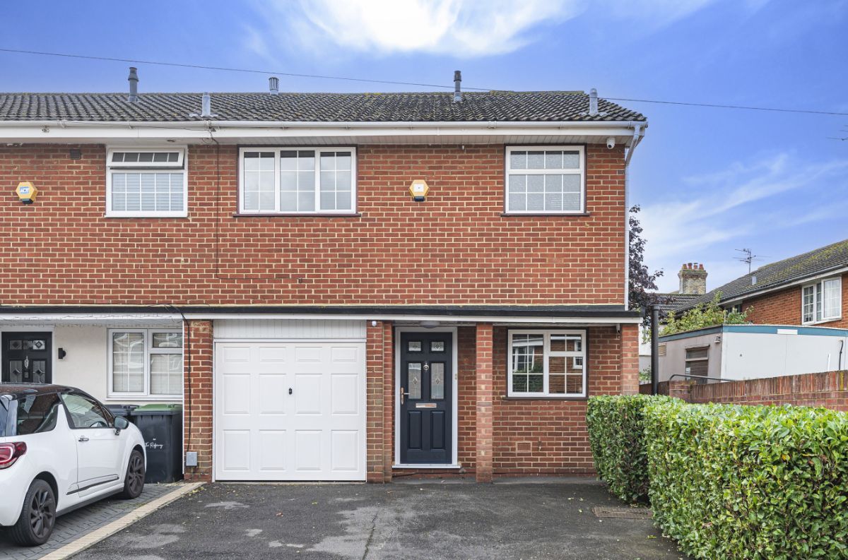 3 bed semidetached house for sale in The Ridgeway, Flitwick, Bedford