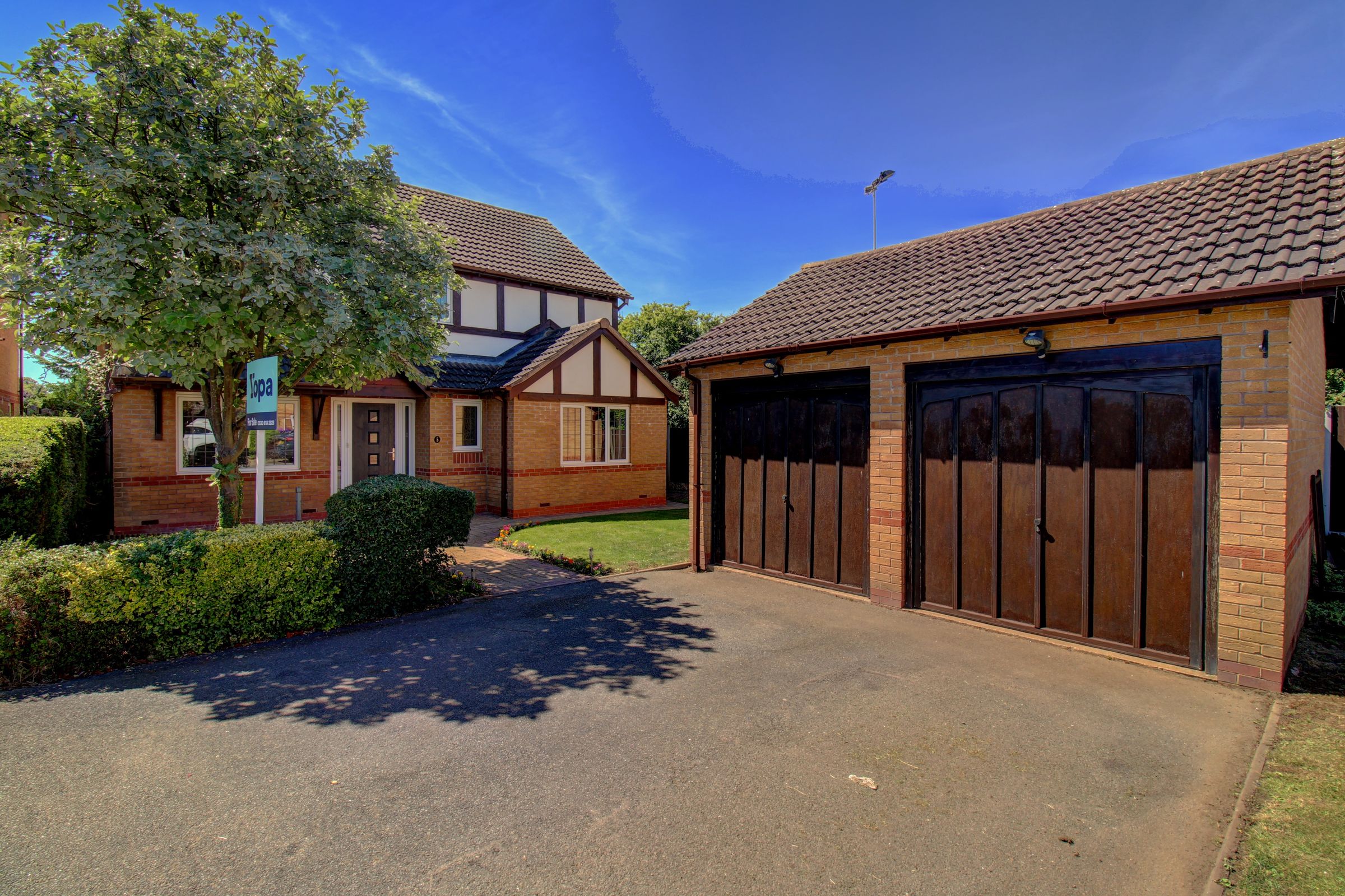 4 bed detached house for sale in Whitesands Close, Amington, Tamworth