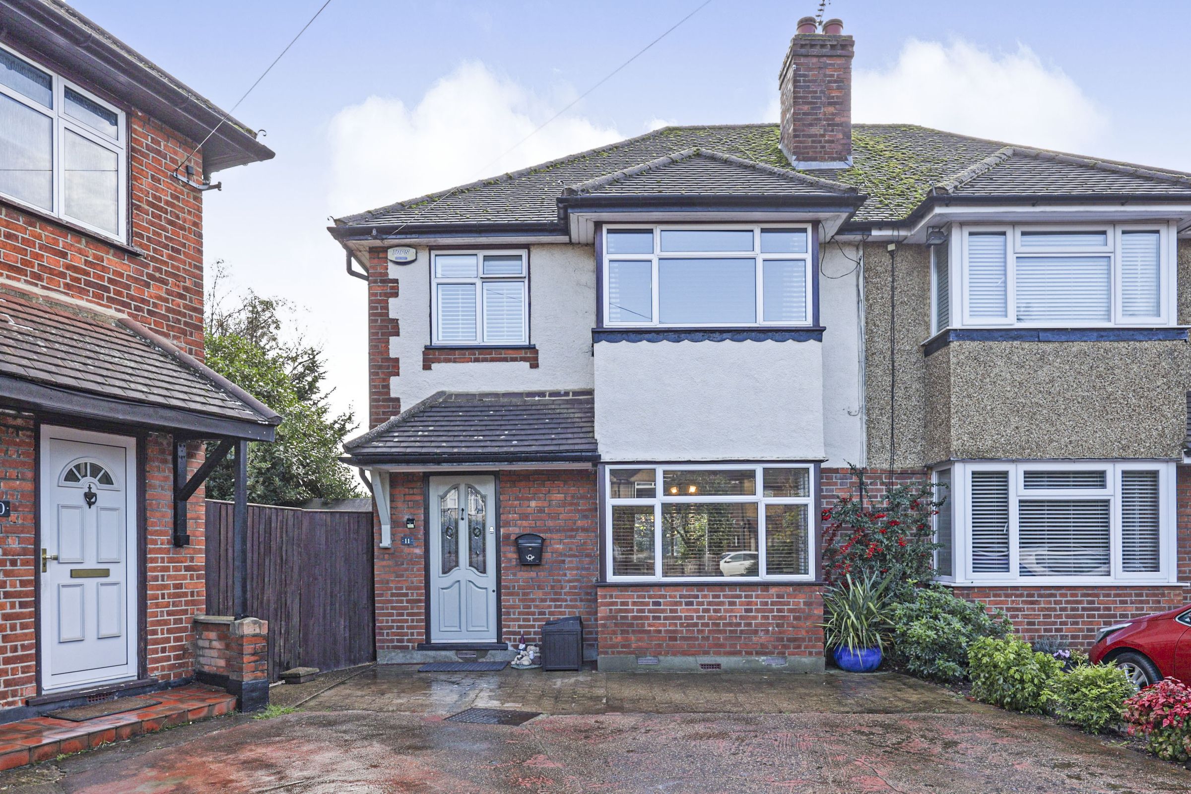 3 bed semidetached house for sale in Courtfield Gardens, Denham