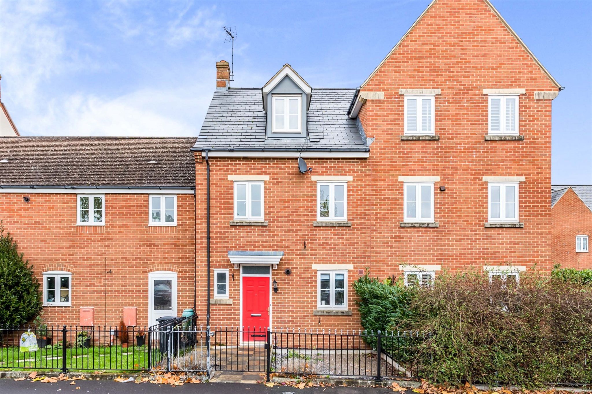 4 bed town house for sale in Pioneer Road, Swindon SN25 Zoopla