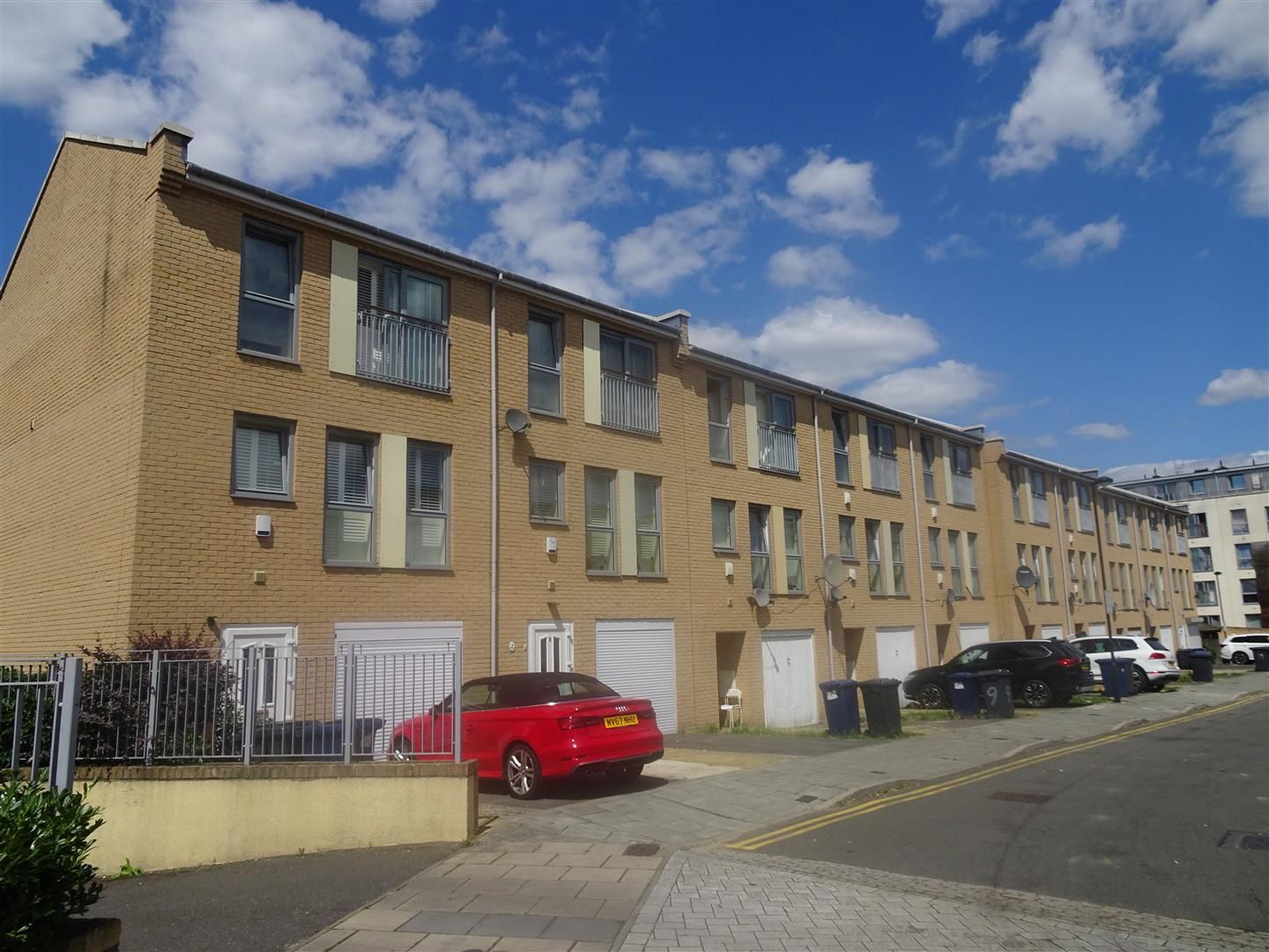 4 bed town house to rent in Cameron Crescent, Burnt Oak, Edgware HA8