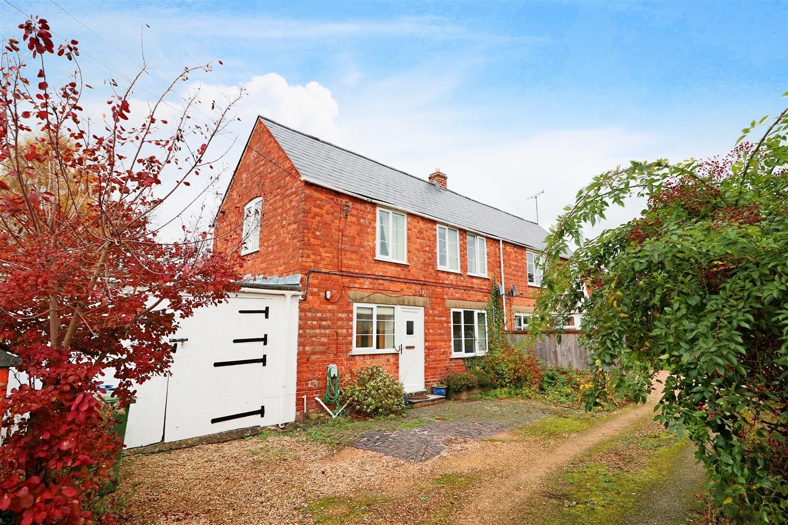 2 bed semidetached house to rent in Gretton Road,