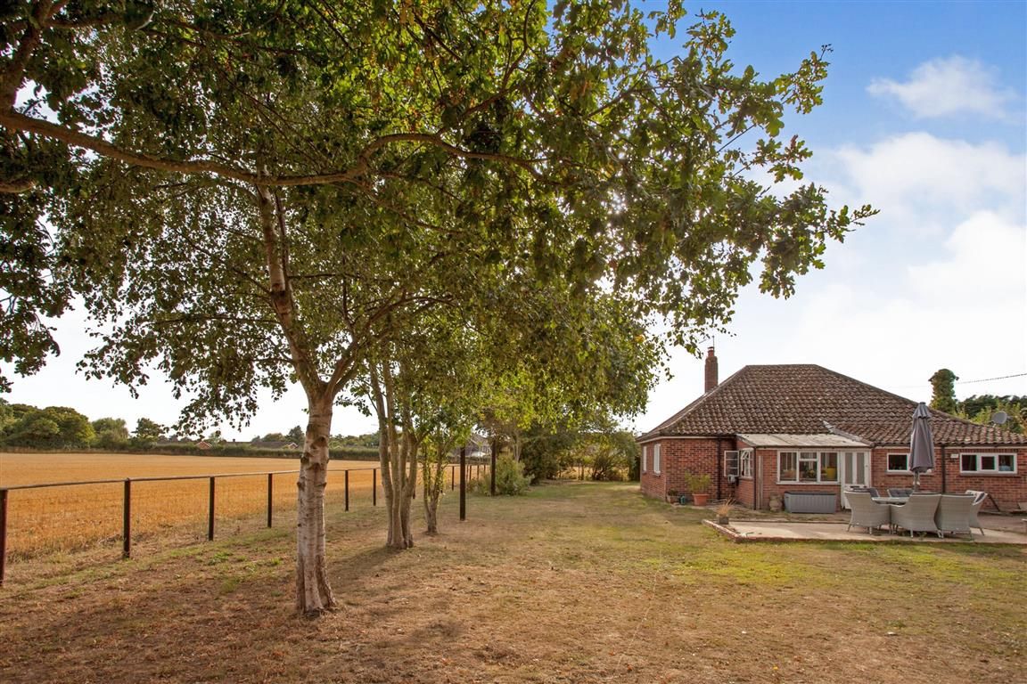 3 bed detached bungalow for sale in Rectory Road, Sutton, Norwich NR12