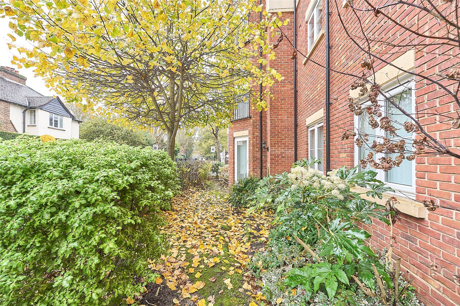 2 bed flat for sale in Rosemount Point, Rosemount Avenue, West Byfleet