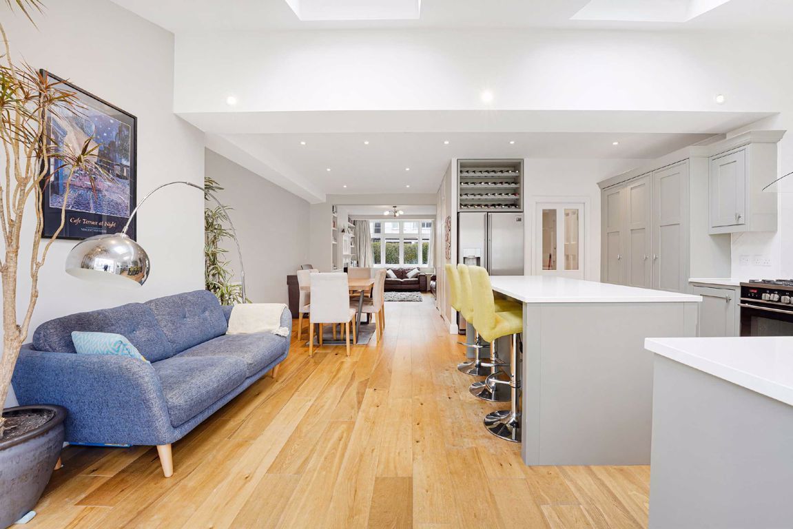 4 bed property for sale in Queensville Road, London SW12 Zoopla