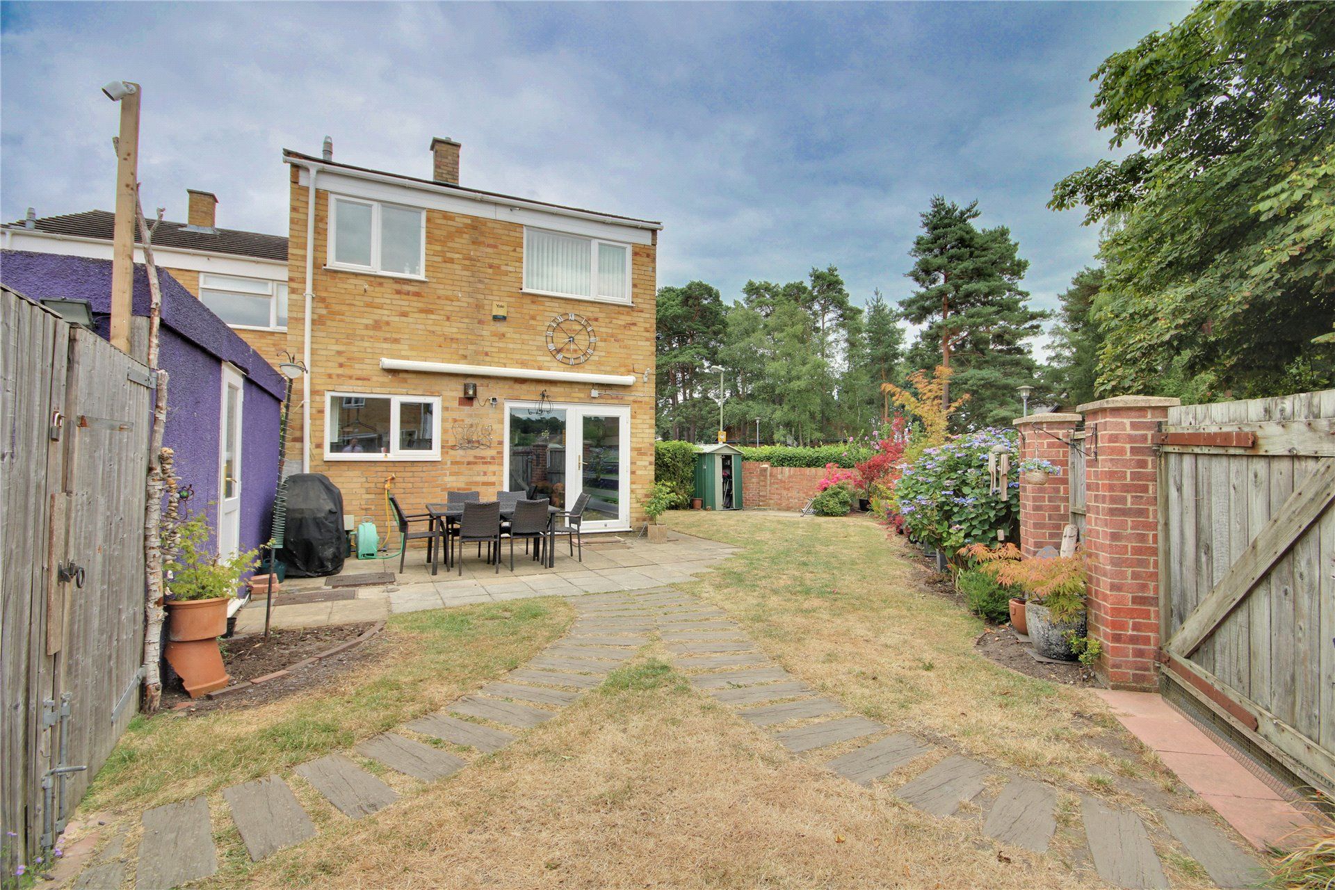 3 bed end terrace house for sale in Pinewood Park, Farnborough