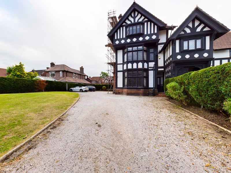 4 bed property to rent in The Grange, Irlam Road, Flixton, Trafford M41