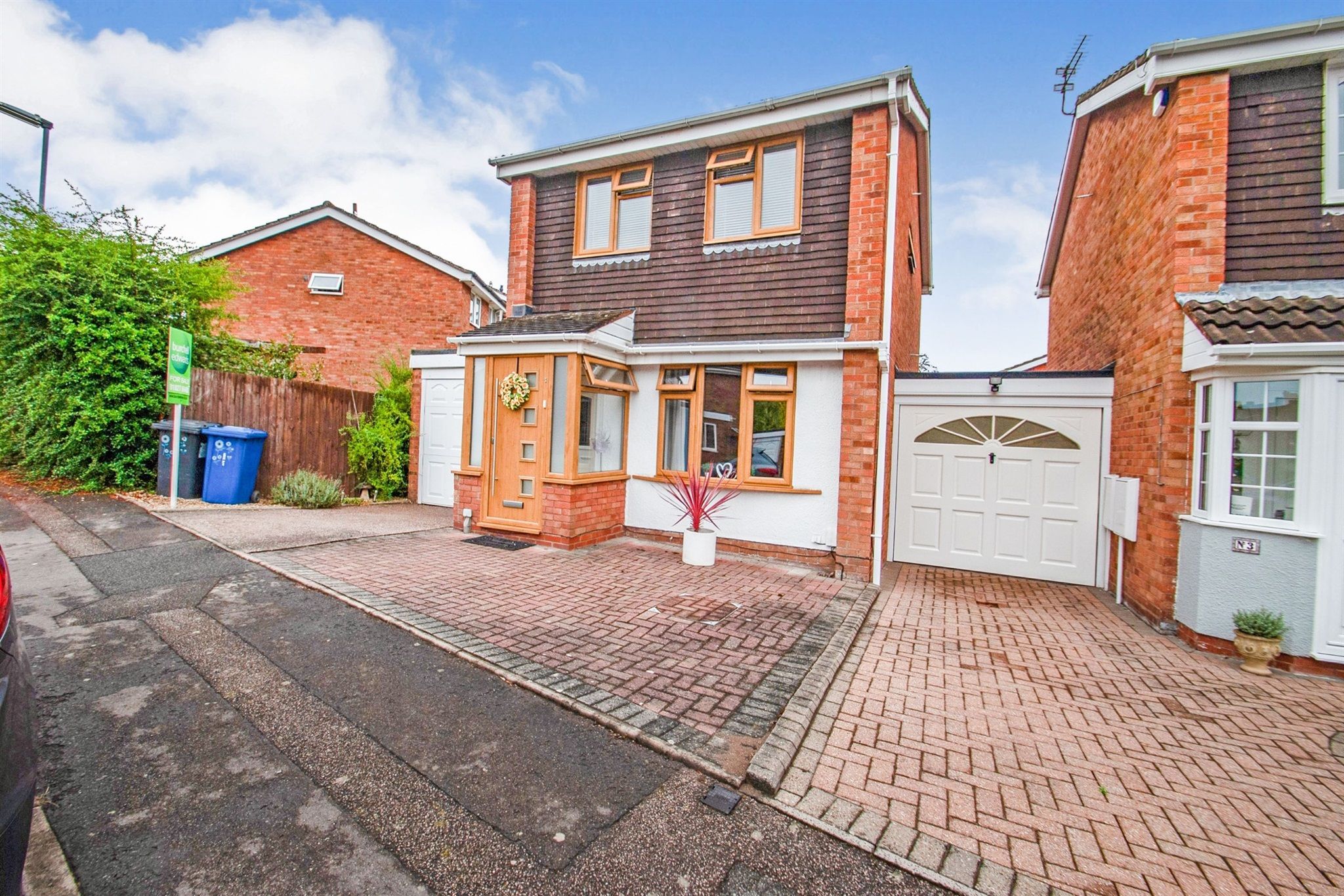 3 bed detached house for sale in Parkfield Close, Two Gates, Tamworth