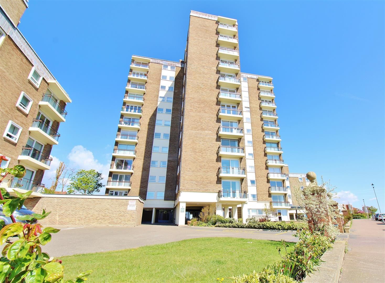 2 bed flat for sale in The Esplanade, FrintonOnSea CO13 Zoopla