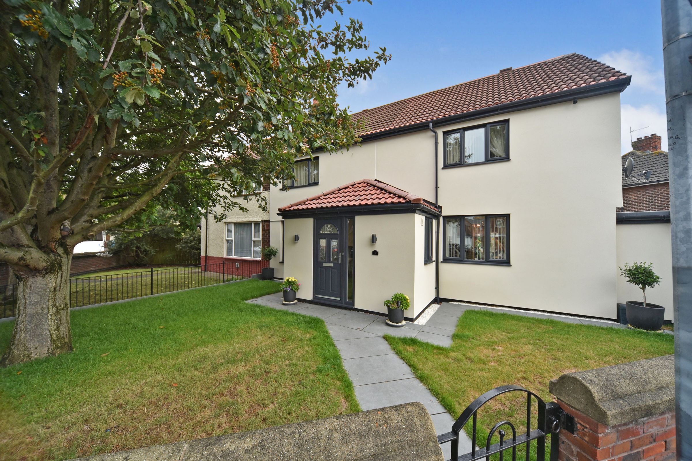 3 bed semidetached house for sale in Grantley Grove, Hull, East