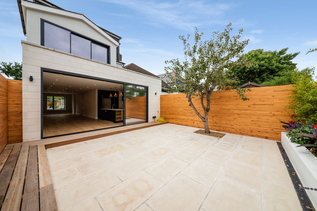 4 bed property to rent in The Bungalows, Streatham Road, London SW16