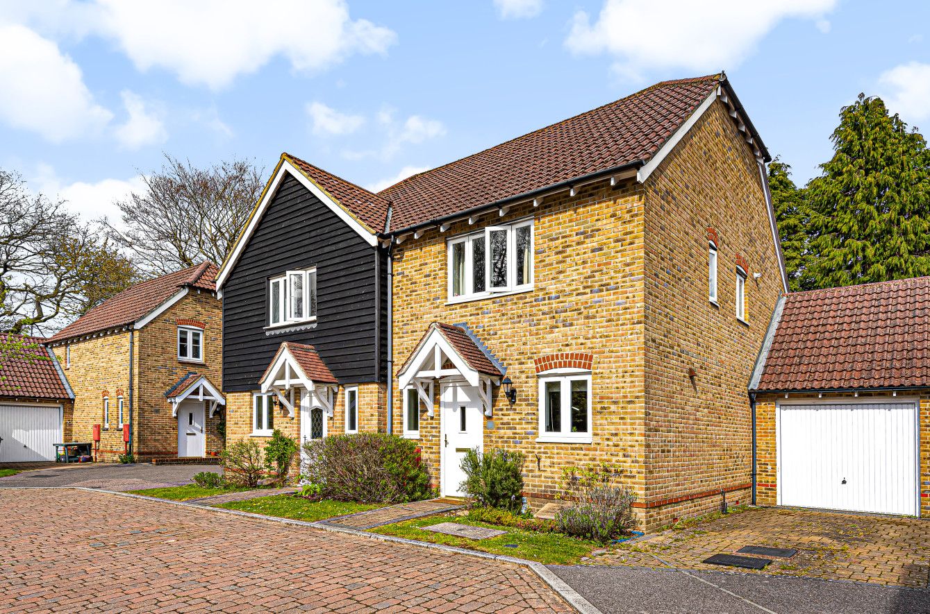 3 bed semidetached house for sale in Red Bushes Close, Medstead, Alton