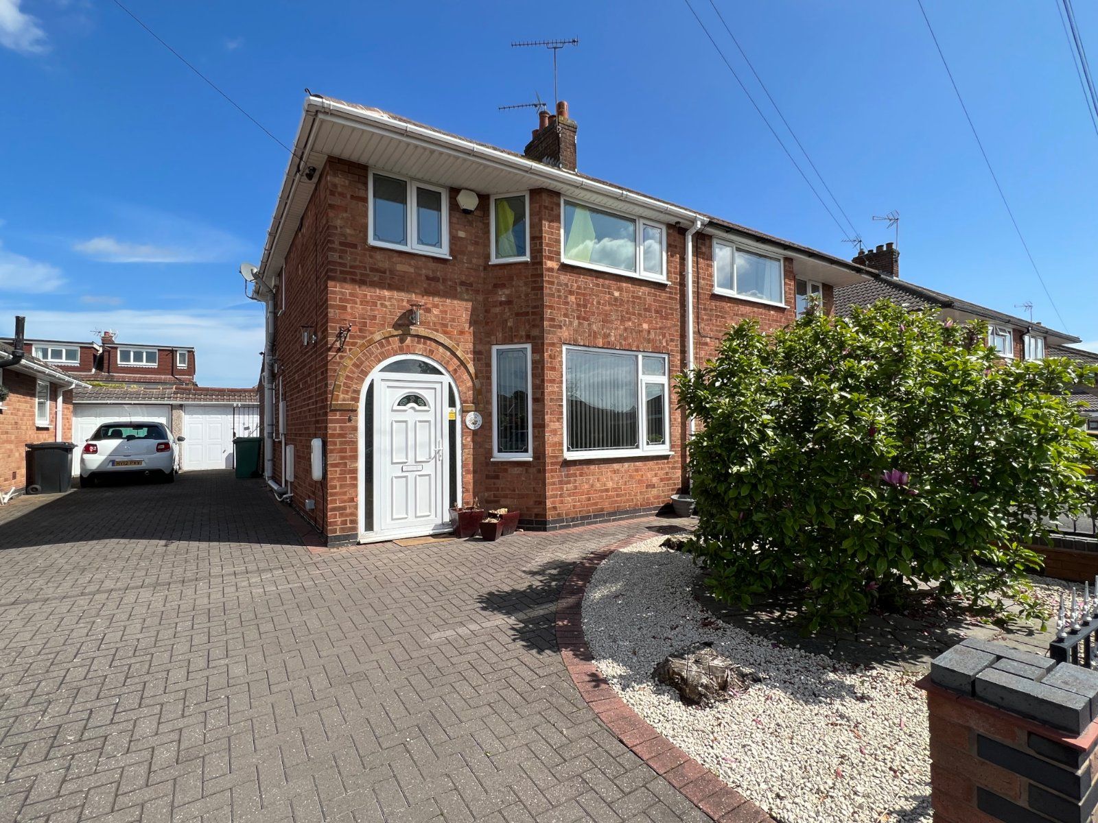 3 bed semidetached house to rent in Glebe Avenue, Bedworth