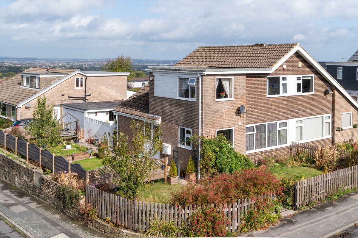 3 bed semidetached house for sale in Moorside Avenue, Drighlington