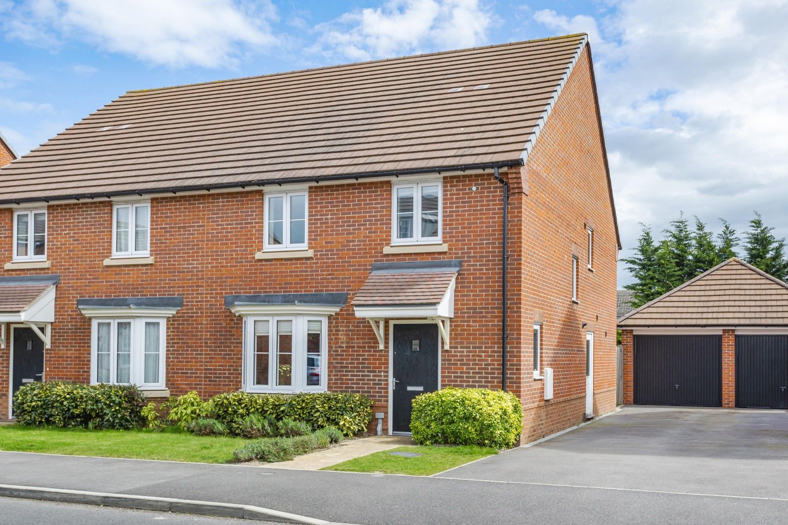 4 bed semidetached house for sale in Blackthorn Road, Didcot