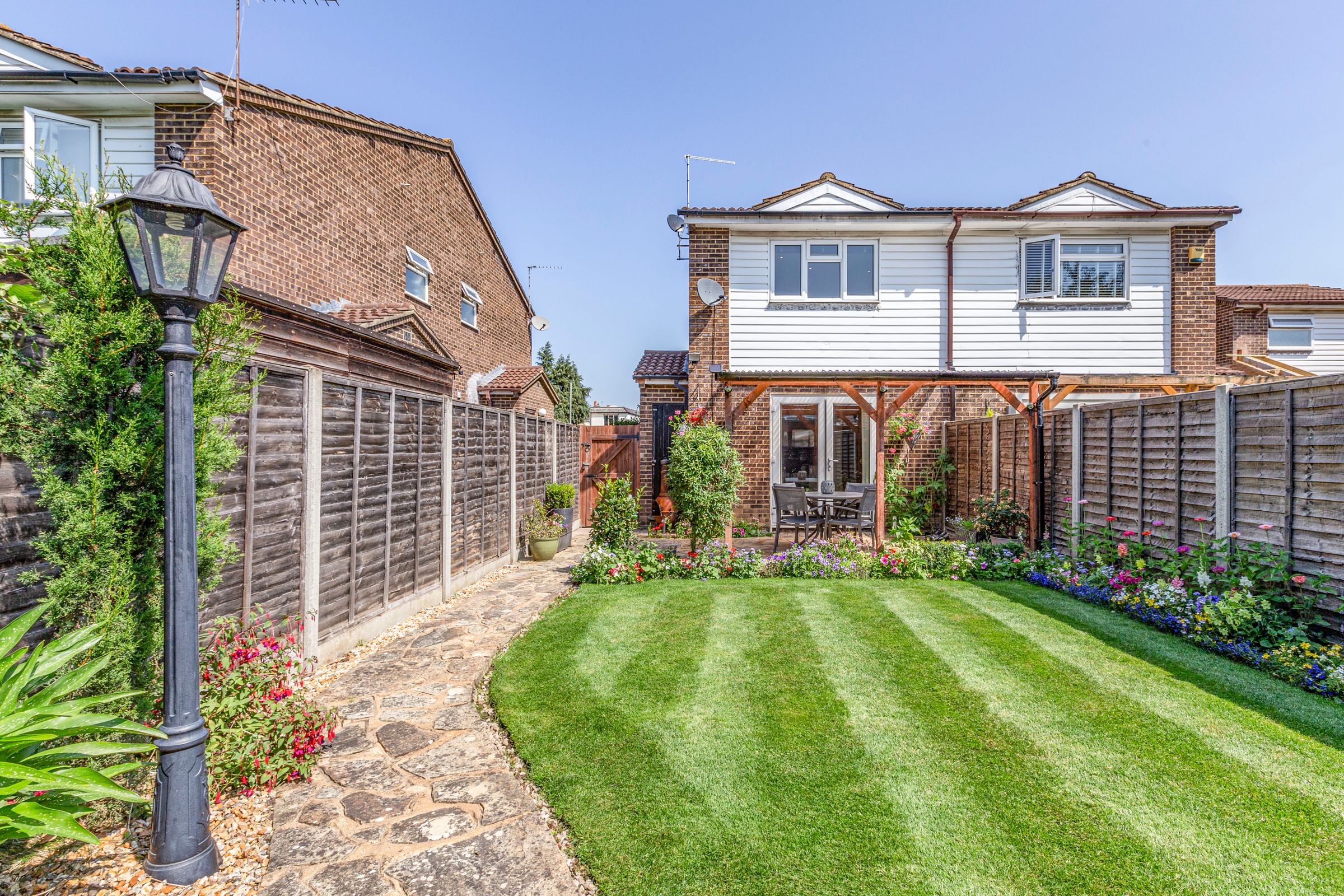 1 bed semidetached house for sale in Cornhill Close, Addlestone KT15
