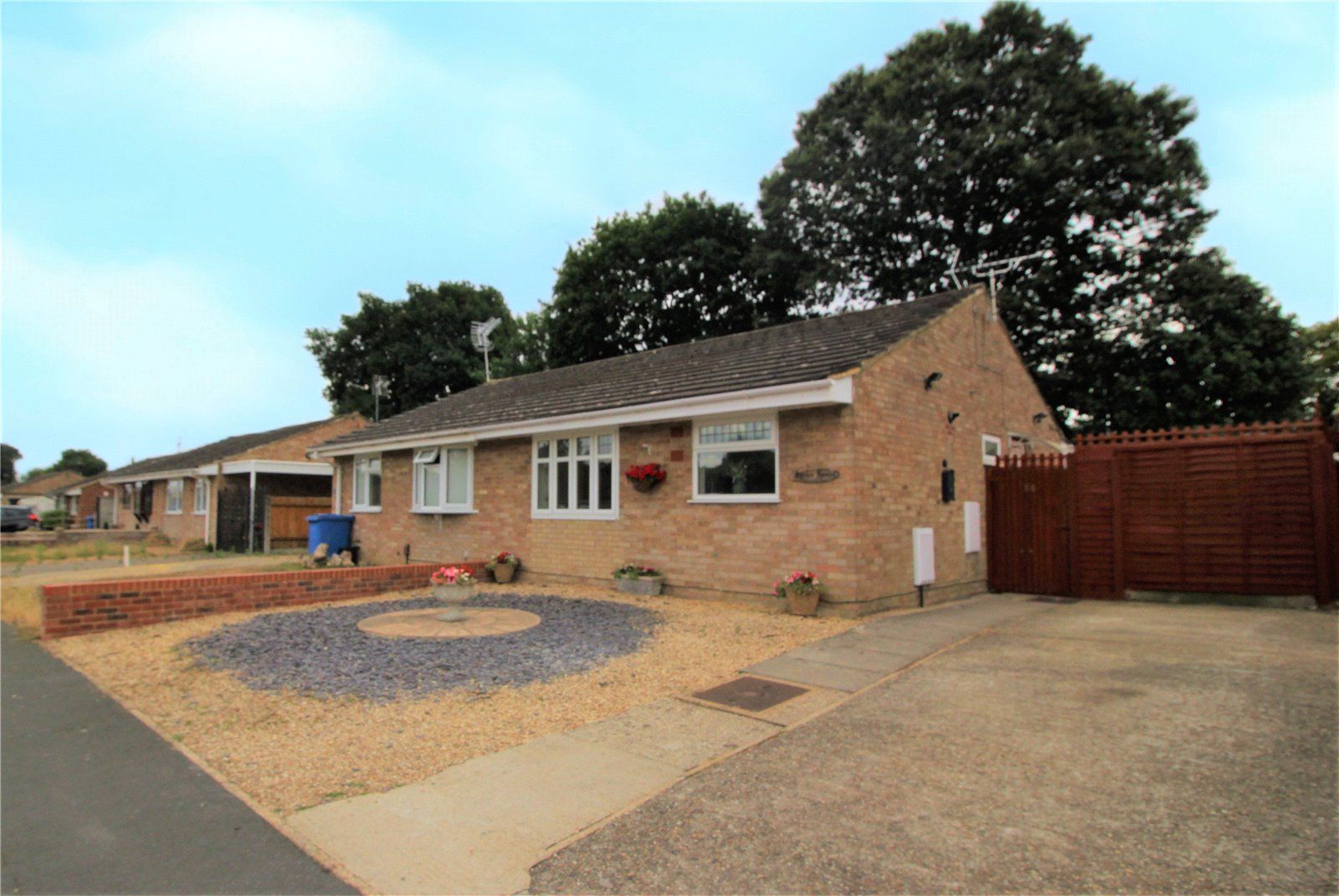 2 bed bungalow for sale in Chiltern Avenue, Farnborough GU14 Zoopla