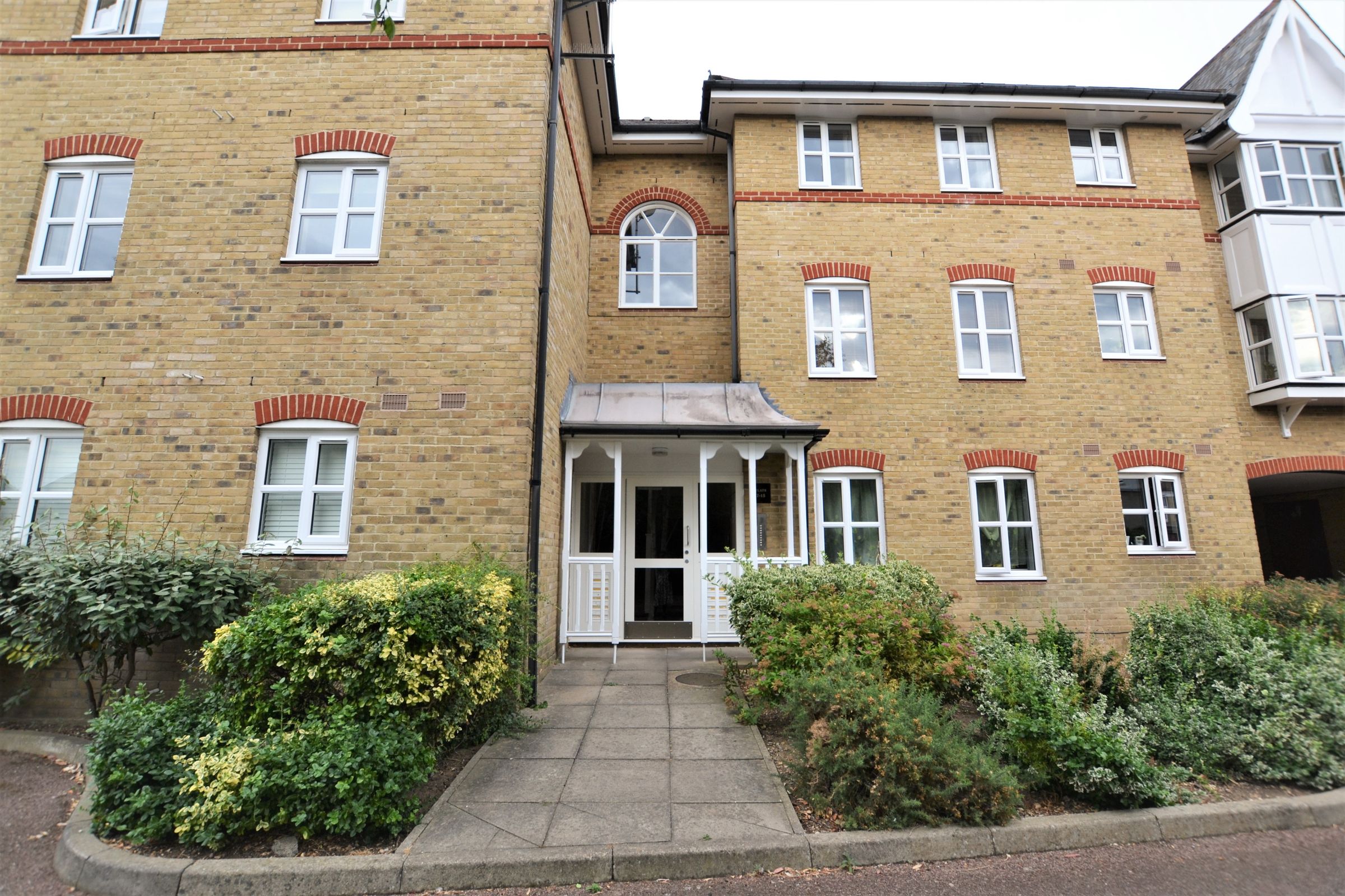 2 bed flat to rent in Gordon Road, Enfield, London EN2 Zoopla