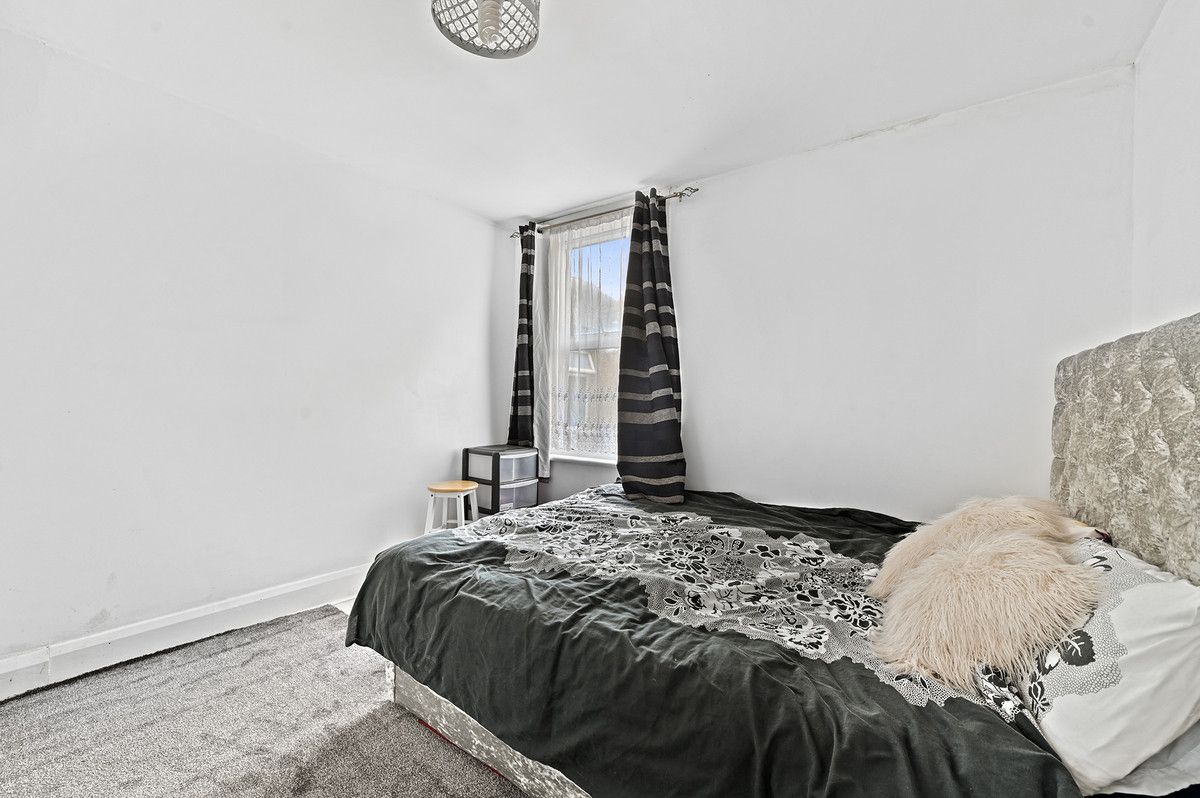 8 bed terraced house for sale in Hampton Road, Ilford IG1 Zoopla