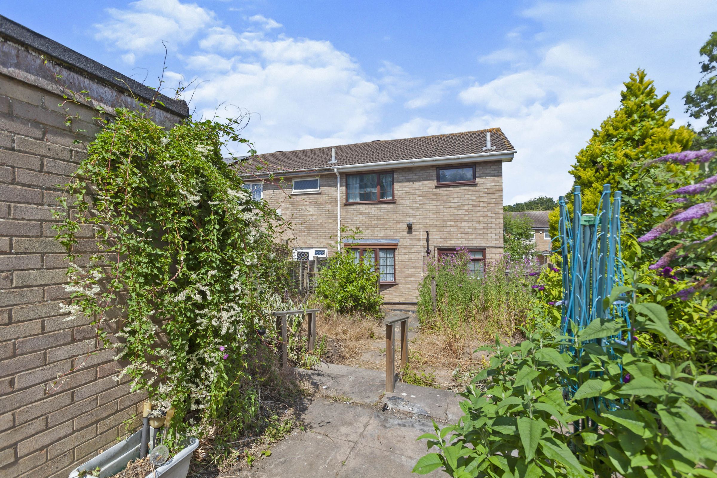 3 bed end terrace house for sale in Little Barley Close, Beaumont Leys