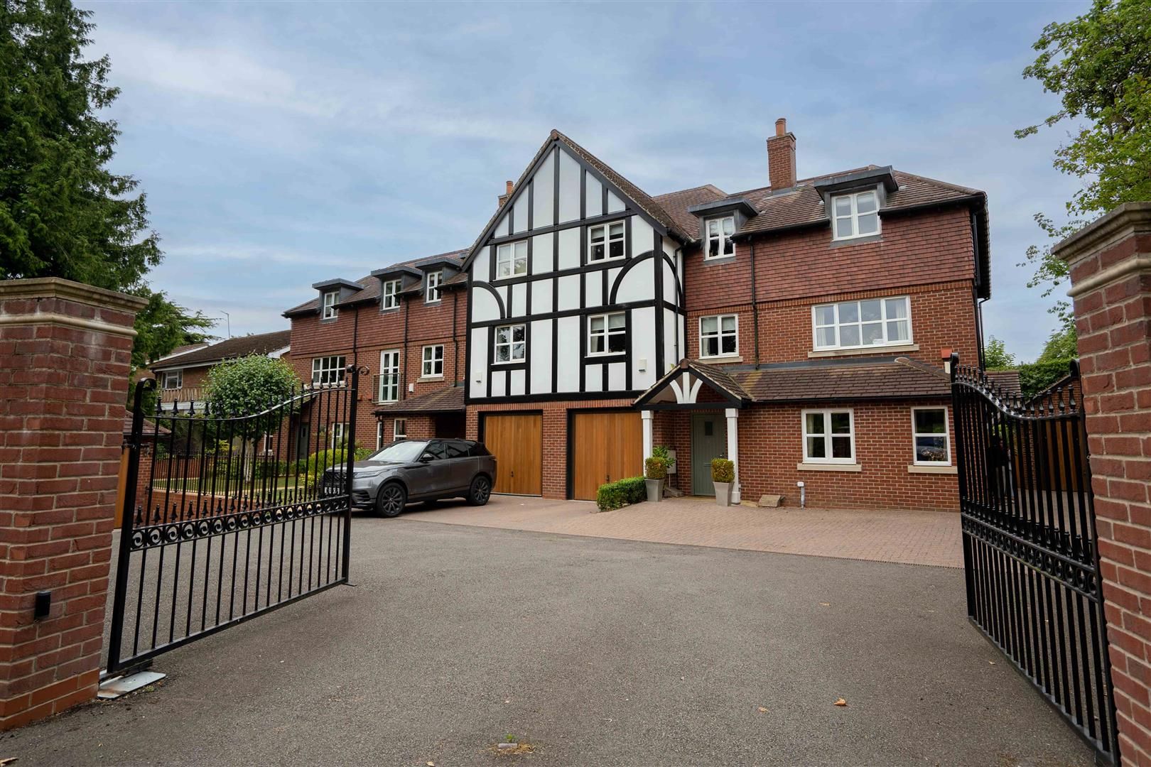 4 bed town house for sale in Mill Lane, Bentley Heath, Solihull B93