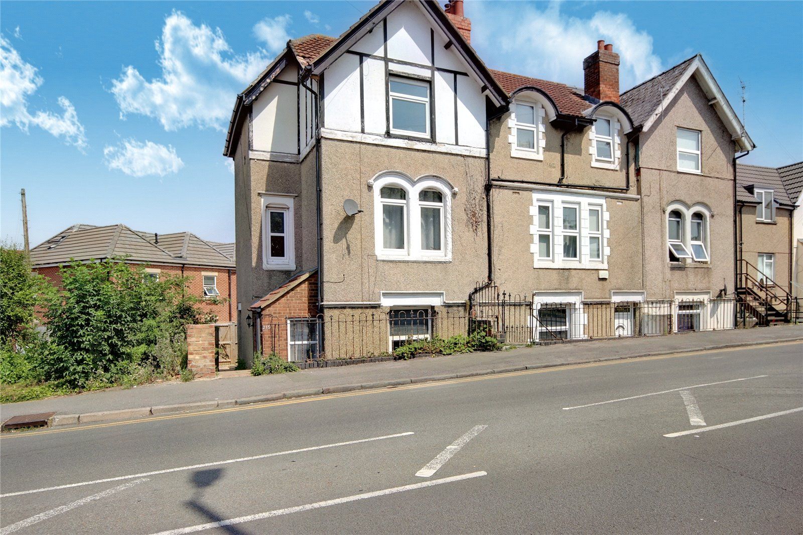 4 bed end terrace house for sale in Kingshill Road, Swindon, Wiltshire