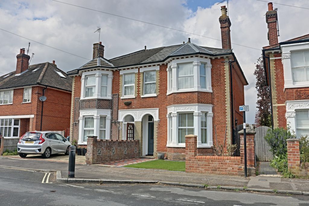 3 bed semidetached house for sale in Beaconsfield Road, Basingstoke