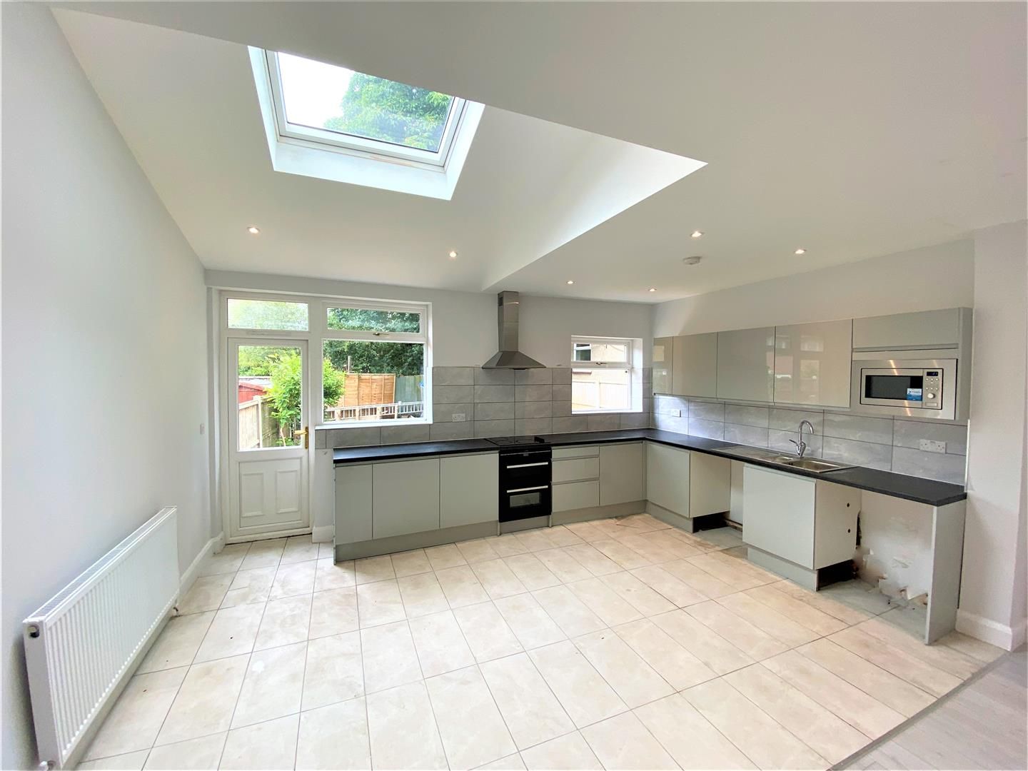5 bed semidetached house to rent in Franklyn Gardens, Ilford IG6 Zoopla
