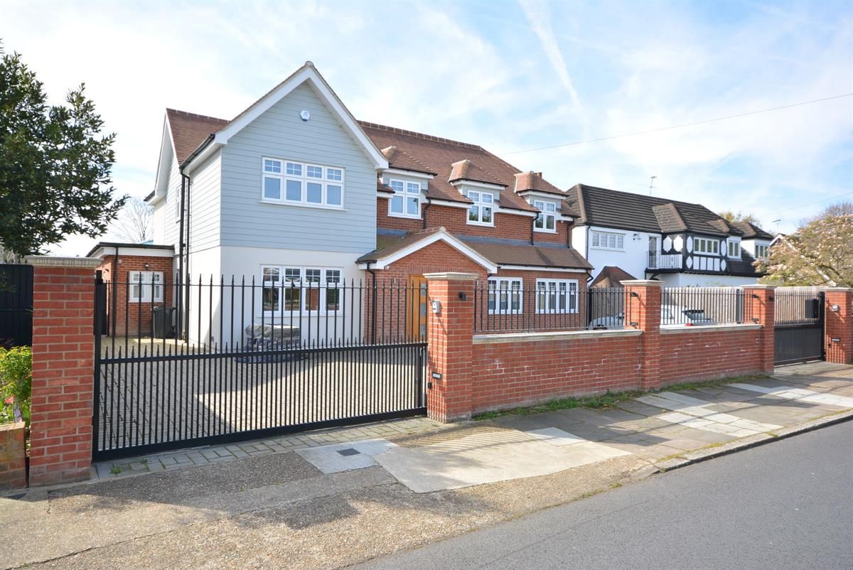 6 bed detached house for sale in Ernest Road, Emerson Park, Hornchurch