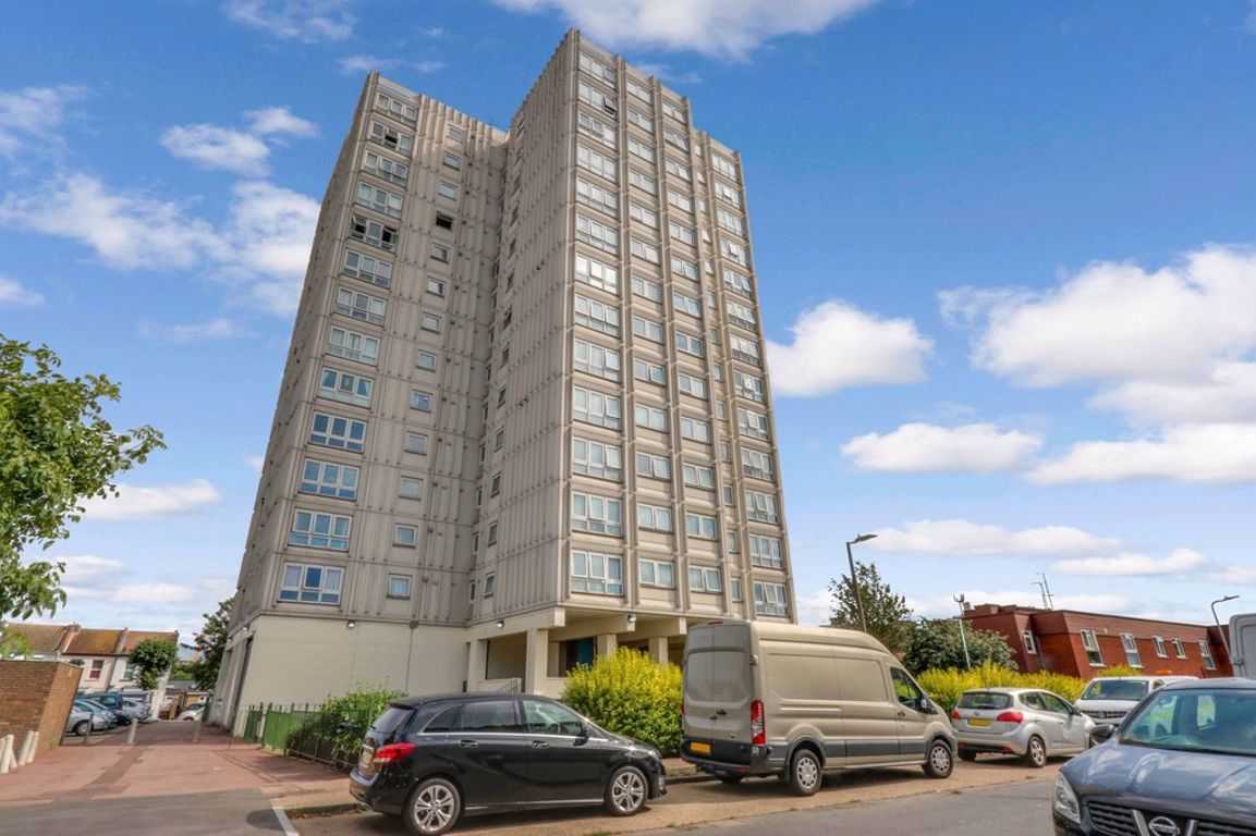 2 bed flat for sale in Balmoral Road, WestcliffOnSea SS0 Zoopla