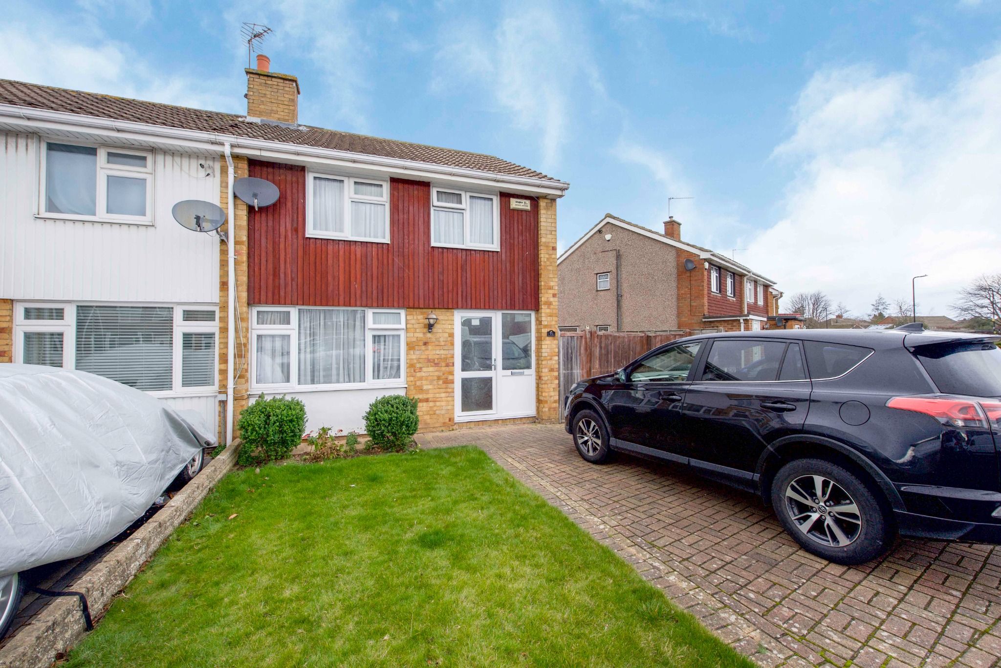 3 bed semidetached house for sale in Seacourt Road, Langley, Slough