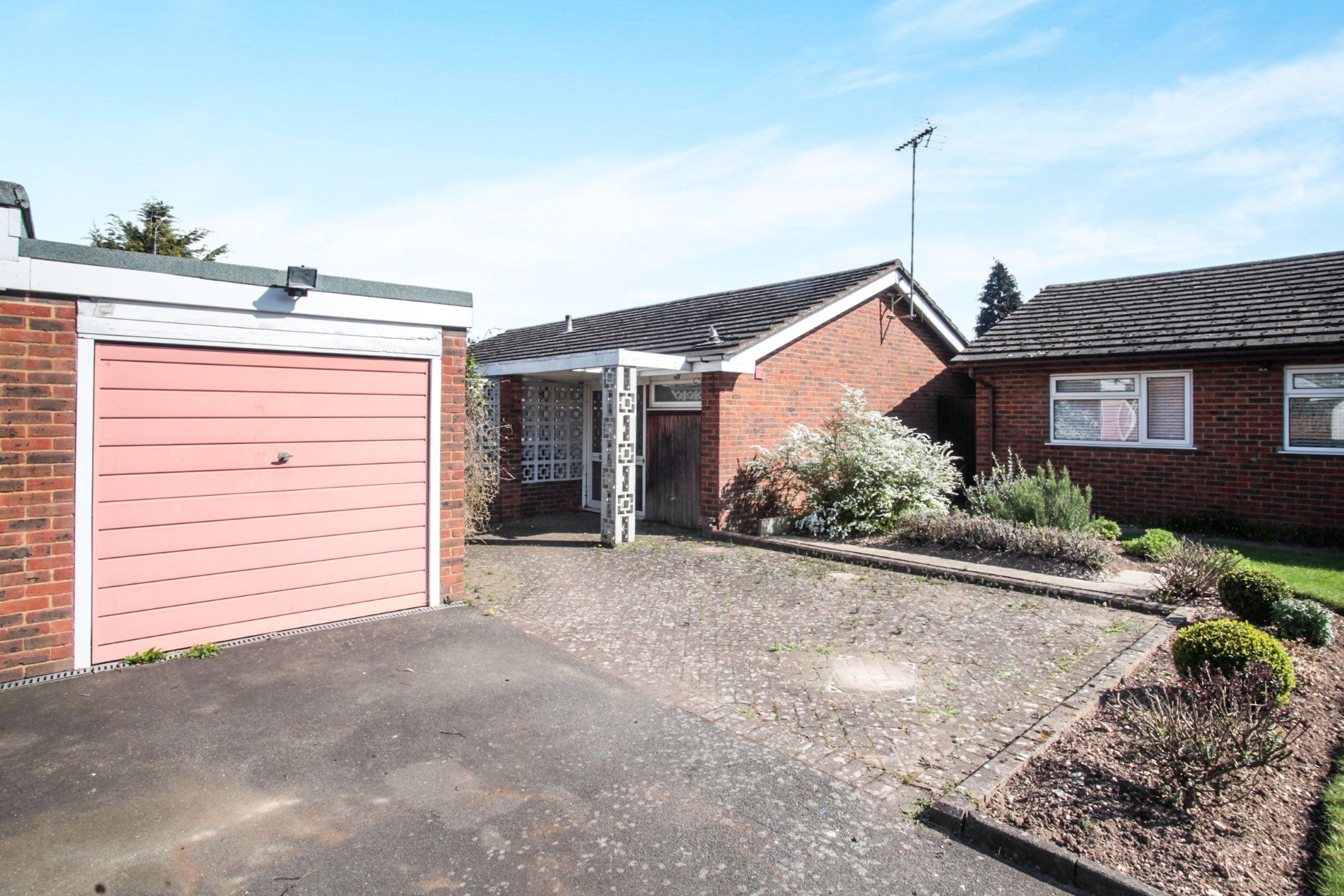 3 bed bungalow for sale in Stoneygate Road, Luton, Bedfordshire, Luton