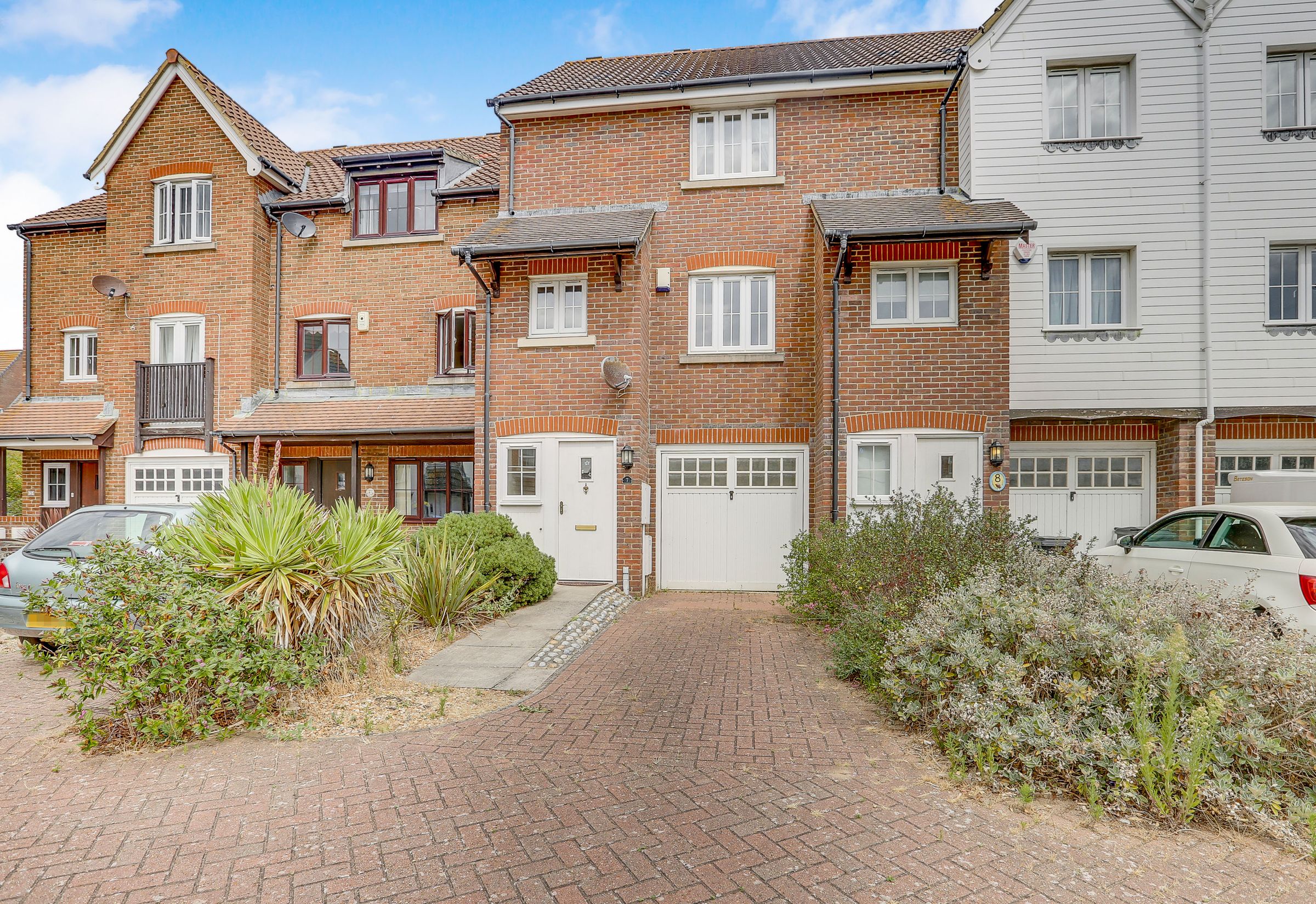 3 bed town house to rent in Kingston Quay, Sovereign Harbour South